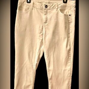 Simply Vera roll cuff white denim capris by Vera Wang in size 8